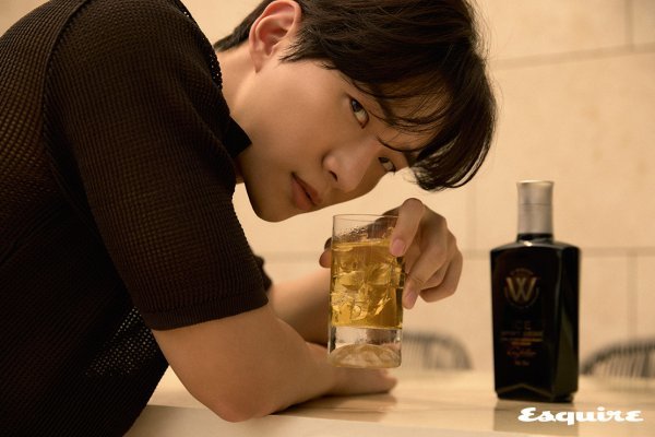 Then we talked about 2PM affection, how to drink whisky, and the drama Red End of Clothes Retail to be aired.More Interviews and pictorials from 2PM Junho and Actor Lee Joon-ho can be found in the August issue of Magazine Esquire.