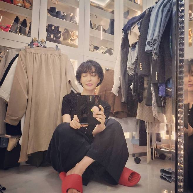 Actor Kim Hye-eun has unveiled a dressing room reminiscent of a Department Store store.Kim Hye-eun left it an exciting playground on her Instagram account on Tuesday.In addition, the photo showed Kim Hye-eun taking a selfie in a mirror where he looked at the dressing room.With numerous clothes and shoes eye-catching, Kim Hye-eun wrote, Im going to sell my clothes soon.It appears he has put out numerous clothes and shoes for sale; Kim Hye-eun added: Decision-making disorders, neat clothes, nail pus, adding: You did it because of this.The netizens are responding that Kim Hye-eun is looking forward to selling clothes. As Kim Hye-eun is known as a fashionista, it is noteworthy what clothes Kim Hye-eun will sell.Kim Hye-eun played the role of Anchor Cha Seo-young, who has all the academic background, specs, homes and children in the TVN new drama The Road: The Tragedy of 1 which will be broadcast first in August.As he has been active as an announcer for Cheongju MBC, he is expected to play the role of Anchor.Kim Hye-eun, who was born in 1973 and is 48 years old in Korea, married Dentist Kim In-soo and held her daughter in 2006.