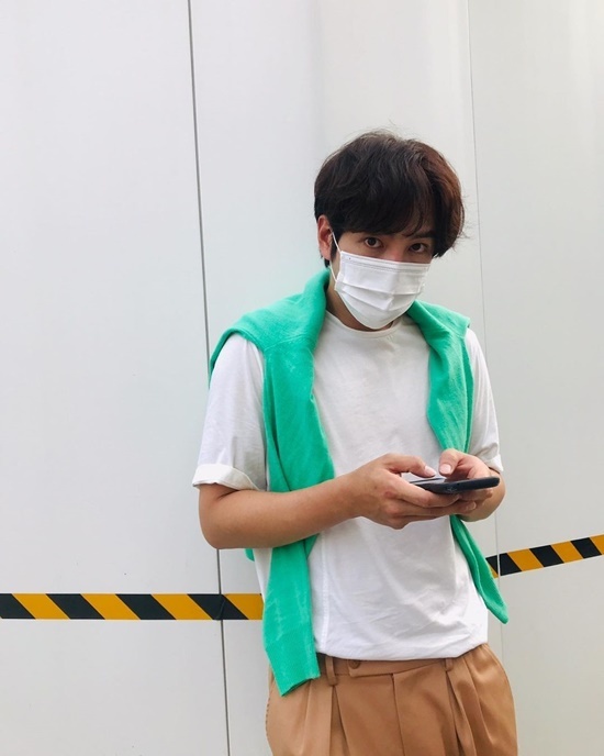 On the 20th, Jang Keun-suk posted a picture on his Instagram.Inside the picture is a picture of Jang Keun-suk, who completed a comfortable daily fashion with T-shirts and shorts.Especially, it catches the attention of viewers by digesting the vivid color such as green cardigan and yellow shoes.Jang Keun-suk recently announced that he is considering appearing in a new drama Maybe a Diary.Photo = Jang Keun-suk Instagram