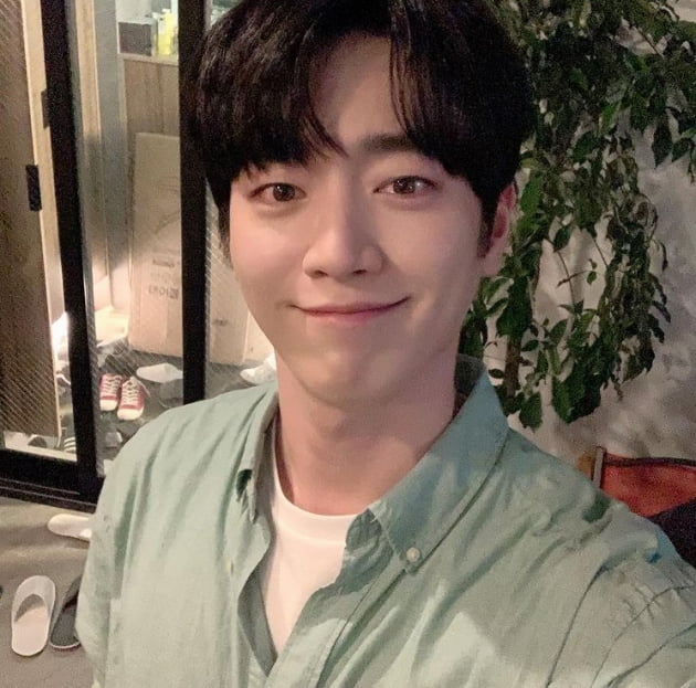 Actor Seo Kang-joon has delivered a wonderful routine.Seo Kang-joon posted a picture on his Instagram on the 20th with an article entitled Woak.In the photo, Seo Kang-joon is taking a self-portrait staring at the camera with a moist eye.Meanwhile, the Disney Plus original series Grid, in which Seo Kang-joon appears with Kim A-jung and Kim Moo-yeol, was stopped due to Corona 19 confirmed among the staff members.Photo: Seo Kang-joon SNS