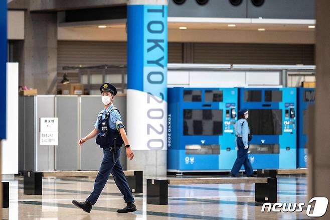 한 일본 경찰이 2020 도쿄올림픽을 위해 마련된 국제방송센터(IOC)와 프레스센터(MPC) 주변 보안을 위해 순찰하고 있다. 2021.07.12 © AFP=뉴스1