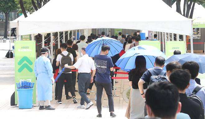 코로나19 신규 확진자가 1278명으로 집계된 20일 오전 서울시청 앞 광장에 설치된 임시선별검사소에서 시민들이 검사를 받기 위해 줄지어 대기하고 있다. /뉴시스