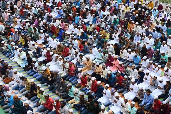 21일 인도 펀자부주 암리차르의 한 사원에 이슬람 축제인 에이드 알-아다를 맞아 무슬림들이 기도를 하고 있다. 암리차르/AFP 연합뉴스