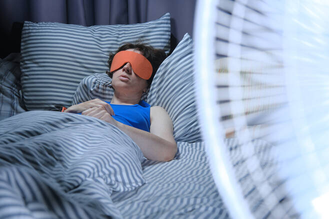 폭염이 연일 기승을 부리는 요즘 선풍기 없이 잠 못 드는 이들이 많다. 하지만 일부 전문가들은 선풍기를 곁에 두고 잠에 드는 것이 건강을 해칠 수 있다며 주의를 당부하고 있다. /사진=게티이미지뱅크
