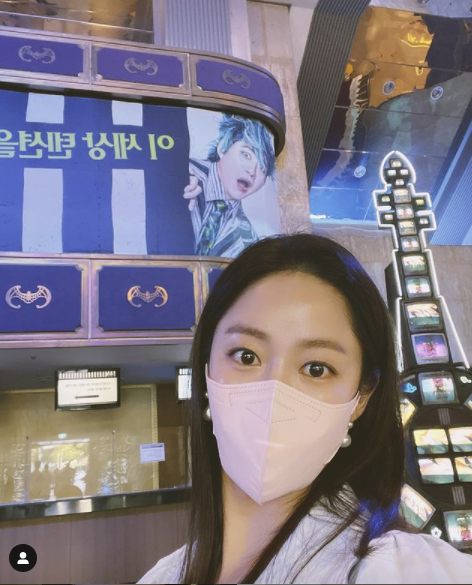 Actor Jeon Hye-bin bragged about her family love for whats wrong with her.Jeon Hye-bin posted a picture on his personal SNS on the afternoon of the 21st with a message Finally!!!!! # Musical Beatle Juice # Big Brother # Junsang Brother Fighting.In the photo, he is wearing a mask and taking a video Beatle Juice viewing shot.Behind him is a figure of the transformation of Yoo Jun-sang, who became the main character of Beetle Juice.Jeon Hye-bin appeared as five siblings along with Yoo Jun-sang, Lee Si-young, Oh Ji-ho and Lee Chang-yeop in Whats the Feng Ssang, which ended in March 2019.At this time, I cheered on the Yoo Jun-sang, who is performing musical performances due to the family trouble, and made the fans more happy.Meanwhile, Jeon Hye-bin held a private wedding in Bali with Physician Husband, whom she had met for about a year in December 2019.SNS