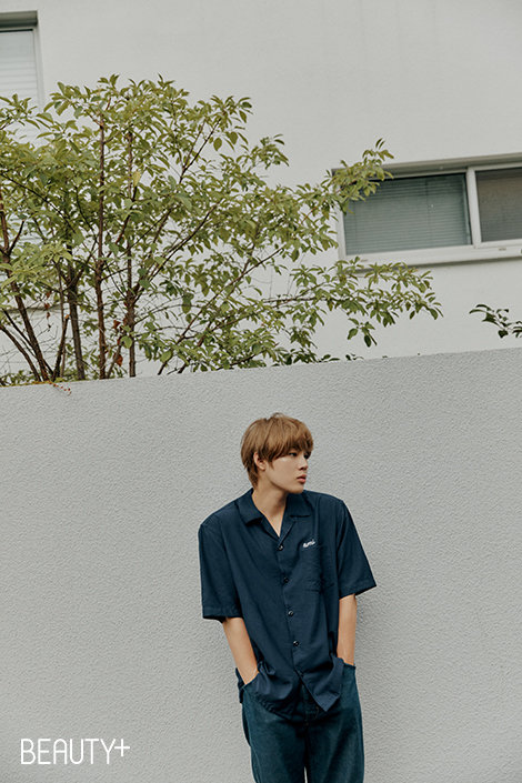 Beauty - Life magazine <Beauty Mum> released its fifth mini album <Sneakers>, which was released in June, with the title song Snickers (Sneakers), which has a cool and refreshing atmosphere, and released a visual picture of Singer Ha Sung-woon,Ha Sung-woon, who appeared with a cool smile to deflect the heat, showed a free pose in a casual look and completed a picture that conveys refreshing energy in hot sunlight.Especially, the natural expression and gesture that seemed to contain the moment of the summer day, the staff of the filming site praised I think a lot of boyfriends will be created today.As most of the songs are written and written, this mini album 5th album <Sneakers> is full of the mindset of Singer Ha Sung-woon.Ha Sung-woon said, I wanted to uniquely find the color of Ha Sung-woon as a singer until last year.However, this album was more than a color to make as a Singer Ha Sung-woon, but I wanted to show what I have been working on so far. When asked why he expressed various voice atmospheres, he said, I think it is a process of finding a voice that can be loved while wearing various voices.I want to make a song that can be loved by everyone, so I want to keep it in various tone. I felt his sincerity trying for the best song in Ha Sung-woons words.Singer Ha Sung-woons commitment to do what I like and want to do is now in progress every time he interviews. I always believe in my judgment.I do not regret it because I am a type that acts as I think and is satisfied with it.I think it is right to do whatever I want to do. He said, I like to live my own way because I do all the people I want to swear at. I do not like people who do not like what I do, and I do not care much about bad stories because I like people who like them. In addition, People who hate my Choices can like it someday.I do not feel much shaken by the surrounding gaze. He showed a strong will not regret the Choices he had made.Singer Ha Sung-woon, who is active in solo activities, released his mini album 5th album Sneakers in June, showing a refreshing tone and bright atmosphere reminiscent of the blue sky, comforting the tired hearts of many who want to leave freely in a frustrating daily life.In particular, after finishing the <Sneakers> activities, we will meet fans while preparing for the national tour concert FOREST &.The handsome and full visual picture with Singer Ha Sung-woon who is trying to be the best can be found in the August issue of <Beauty>, the official SNS and website of <Beauty>.