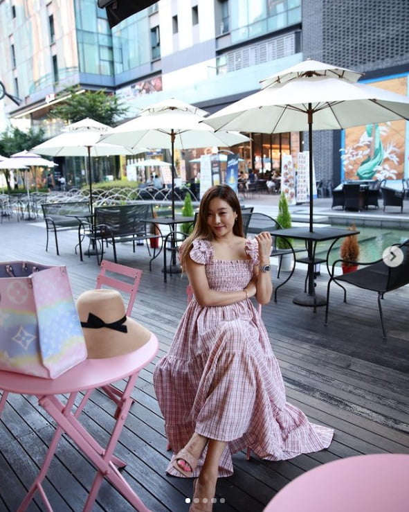 Hyun Young, a broadcaster, told her daily life.Hyun Young posted several photos on his instagram on the 21st.In the open photo, Hyun Young is wearing a Pink dress and boasts superior beauty.On the other hand, Hyun Young married her Husband in the financial industry in 2012 and has one male and one female.Photo: Hyun-young SNS