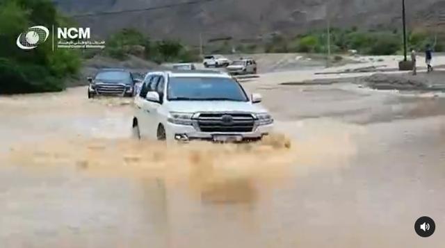 아랍에미리트(UAE)의 한 도로에서 차량들이 빗물에 잠긴 도로를 지나가고 있다. UAE 기상청 인스타그램 캡처