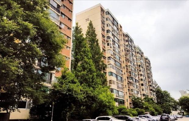 전용면적 245㎡(공급면적 80평)가 80억원에 거래된 서울 강남구 압구정동 현대7차 아파트. /한경DB