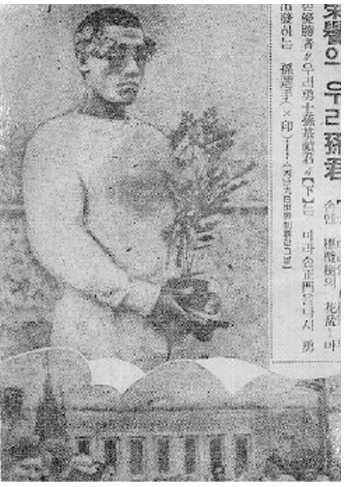 동아일보가 1936년 8월 25일 자 신문에 베를린 올림픽 마라톤에서 우승을 한 손기정의 가슴에 붙어 있는 일장기를 말소하는 의거를 단행했다.