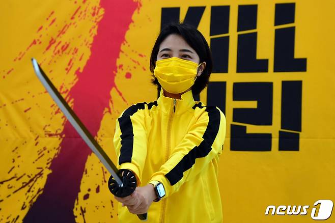 21일 국회에서 열린 청년정의당 채용비리신고센터 '킬비리' 설립 기자회견에서 센터장을 맡은 류호정 정의당 의원이 채용비리 척결을 의미하는 집행검을 들고 포즈를 취하고 있다. /사진제공=뉴스1