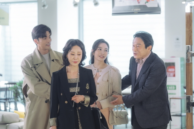 Marriage writer Divorce composition 2 Sung Hoon, Lee Min-young, Kim Eung-soo and Lee Jong-nam enjoy the contradictory joy of commuter grandchildren Plex.TV CHOSUN weekend mini-series Marriage Writer Divorce Composition 2 (Phoebe, Lim Sung-han)/director Yoo Jung-joon, Lee Seung-hoon/Produced Highground, Jidam Media, Green Snake Media/hereinafter Girl Song 2) has been pushing since season 1, raising the firepower in the conflict and raising the audience rating from 9th to 2th. It is the best hit of TV CHOSUN Drama, and it is a achievement to catch two rabbits of audience rating and topicality.Above all, in the last broadcast, Judge Hyun did not refute the drunken Bu Hye-ryong after the couples meeting to say that he would do well again, and Song Won questioned Seo Ban (Moon Seong-ho)s proposal to teach Chinese after childbirth.In this regard, Sung Hoon - Lee Min-young - Kim Eung-soo - Lee Min-youngs Sunsan Lee Gi-won big shopping scene is attracting attention.Lee Gi-won, who is going to be in the middle of the play, is going shopping together with Lee Gi-won.Panganese rich Judge Hyun and Kim Eung-soo help heavy song won from both sides and enter furniture stores with extreme sincerity, while Lee Jong-nam looks around with a cheerful face.Especially, the smile of the dark judge Hyun, the bright smile of the song won, and the excited Panmunho and the small court who are excited about the grandchild to be born are already revealing the aspect of the grandchild fool.I wonder what will happen to the fate of the Pansong couple who started with an affair, and whether the harmony of four people like a family can continue.In addition, Sung Hoon - Lee Min-young - Kim Eung-soo - Lee Min-youngs Flower Love Shopping Moment was filmed in mid-May.On the filming site, four people, who were as harmonious as a family, greeted the scene and rehearsed immediately.Lee Min-young, who closely observed the behavior of pregnant women for the pregnancy song won performance, naturally received a favorable response by digesting the steps of pregnant women.But when he was wearing fur slippers, he shot again, and Sung Hoon joked that Lee Min-young had completely songed into a pregnancy song that had to warm his hands and feet and made the scene into a laughing sea.Thanks to this, the shopping scene of the four people was completed with a more laughing smile.The song Gongsong 2 shows that there are various aspects of the affair, just as there is no love under the world, and it creates a constant story, the production team said. I would like you to make sure that you use your 13th episode, which will be held without any hesitation and will be held in the back of your head.