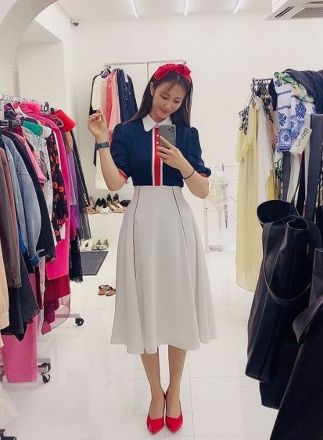 Ahn Hye-Kyung flaunts a lovely Princess vibeAhn Hye-Kyung posted a picture on July 22 on his personal instagram saying, I am going to shoot with the theme of a character.In the photo, Ahn Hye-Kyung smiles in a costume reminiscent of Snow White, and the lovely, fresh atmosphere is admiring.The waist of the constricted ants also attracts attention. I feel healthy with steady exercise.The model Cha Su-min, who saw this, admired it as Ool.Meanwhile, Ahn Hye-Kyung is playing as a goalkeeper for FC Bull moth in SBS Goal-hitting Girls.