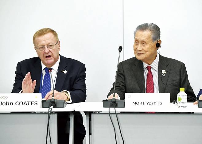 2월13일 존 코츠 IOC 조정위원장과 모리 요시로(오른쪽) 당시 도쿄올림픽 조직위원장이 도쿄에서 올림픽 준비 상황을 점검하는 회의를 하고 있다. ⓒ연합뉴스