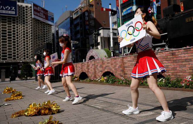 전일본치어협회 소속 치어리더들이 도쿄올림픽 거리 응원을 하고 있다. | 로이터 연합뉴스
