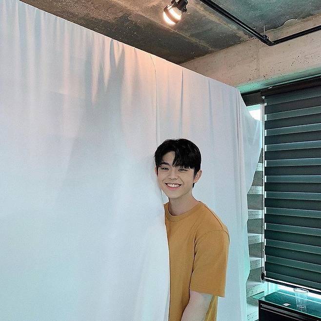Rapper MC Gree has reported on the latest.MC Gree posted a picture on his SNS on the 21st, saying, Its very hot. Everyone fights. Gene duplication.The photo shows MC Gree standing next to a white curtain wearing a yellow T-shirt.In particular, MC Gree appeared on MBCs Radio Star, saying, I lost 13kg and then increased it again. I did it on purpose.I wanted to look like the same man, so I made a bulk-up. As such, I am proud of my beautiful shoulder and warm visual.MC Gree is running the YouTube channel MC Gree Gura with his father Kim Gu.