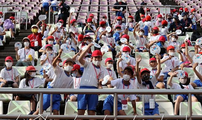 ▲ 태극기를 들고 한국 선수들을 응원하는 일본 어린이들. ⓒ연합뉴스