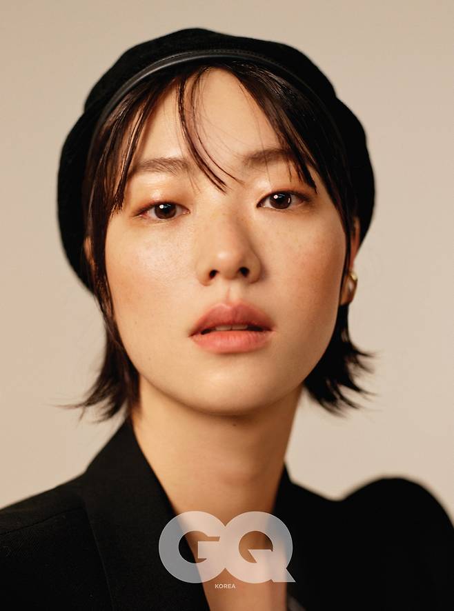 Minha, a subsidiary company, released an interview with a picture of Jeon Yeo-been with the mens magazine Zikyu on the 22nd.Jeon Yeo-been in the pictorial style styled unique and colorful, adding a mysterious look and atmosphere to it.I am in a dark place, for example, and there is a small crack in the ceiling. Until then, I thought that dark darkness was a comfortable adult who protected me, but a crack comes and a sense of crisis comes.It will soon collapse. The moment you are frustrated, the light is shining through the gap. The new world begins again by seeing unexpected light. Meanwhile, Jeon Yeo-been is divided into Hong Ji-hyo, who throws endless question marks through the Netflix original series Glitch.