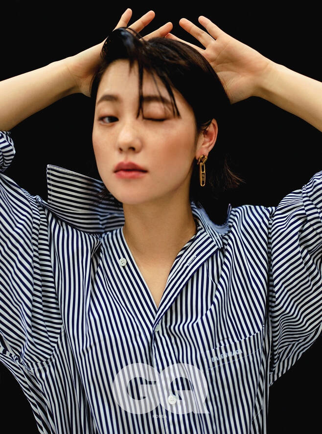 Minha, a subsidiary company, released an interview with a picture of Jeon Yeo-been with the mens magazine Zikyu on the 22nd.Jeon Yeo-been in the pictorial style styled unique and colorful, adding a mysterious look and atmosphere to it.I am in a dark place, for example, and there is a small crack in the ceiling. Until then, I thought that dark darkness was a comfortable adult who protected me, but a crack comes and a sense of crisis comes.It will soon collapse. The moment you are frustrated, the light is shining through the gap. The new world begins again by seeing unexpected light. Meanwhile, Jeon Yeo-been is divided into Hong Ji-hyo, who throws endless question marks through the Netflix original series Glitch.