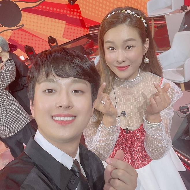 Broadcaster Hyun Young led fans attention by filming a friendly selfie with Trot singer Lee Chan-won.On the afternoon of the 23rd, Hyun Young released two photos with a post saying I throw pictures at the time of spraying for fans of Chanwon through personal Instagram.In the open photo, Hyun Young is taking Lee Chan-won and Selfie.Especially, Lee Chan-wons warm visuals and visuals such as the dolls of Hyun Young harmonized to create a warm atmosphere and the admiration of the viewers.The netizens who watched this were various reactions such as Hyun Young sister was so fun yesterday, I am so grateful for the precious photo, Thank you for the beautiful photo, and it was a good time because you were beautiful and pleasant.iMBC  Photo Sources Hyun Young Instagram