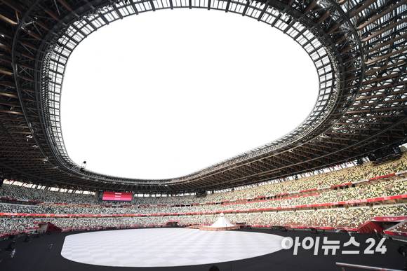 23일 오후 일본 도쿄 올림픽 스타디움에서 '2020 도쿄 올림픽' 개막식이 열릴 예정인 가운데, 관중석이 텅 비어있다.