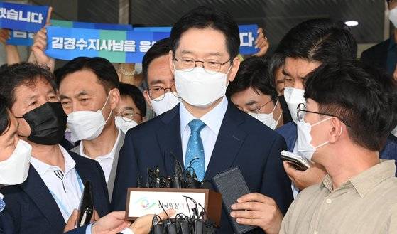 21일 경남도청 앞에서 대법원 판결에 대한 생각을 밝히는 김경수 경남도지사. 송봉근 기자
