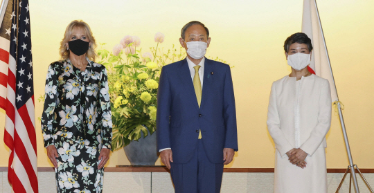 스가 요시히데(가운데) 일본 총리 부부가 22일 도쿄 모토아카사카 영빈관에서 열린 만찬에 앞서 미국 영부인 질 바이든(왼쪽) 여사와 기념사진을 찍고 있다.   AP 연합뉴스