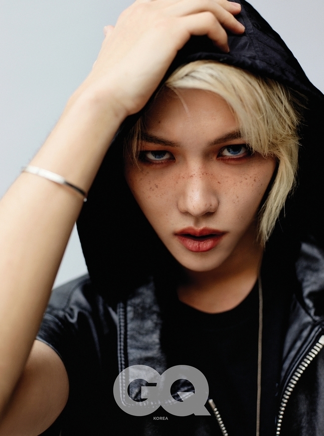 Stray Kids member Felix has released his first solo picture after debut.Felix recently fascinated global fans with her mysterious eyes and unrivaled atmosphere in the August issue of fashion magazine GQ.Especially after debut, he was the first solo picture, but he was shooting in a professional way. He was perfect in colorful costumes including a strong expression.Felix looked back at Mnet Kingdom: Legendary War (hereinafter referred to as Kingdom), where Stray Kids won the final crown, saying, I was vague at first, but I was glad to be with the members and various feelings came and went.It seems that Stray Kids have grown hugely as a team, as well as as The Artist, which has been a significant experience personally, he said.I stood on stage with my black hair at the first face-to-face ceremony of Kingdom, and since then I seem to have a strong and new character.I am happy when people around me are happy, and when I see them laughing, I laugh without knowing them.I hope that I will not lose my present heart to convey happiness even if time passes. 