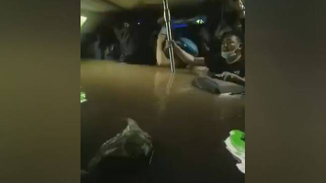 20일 정저우시 지하철에 승객들 어깨 높이까지 물이 차오르면서 12명이 숨졌다.