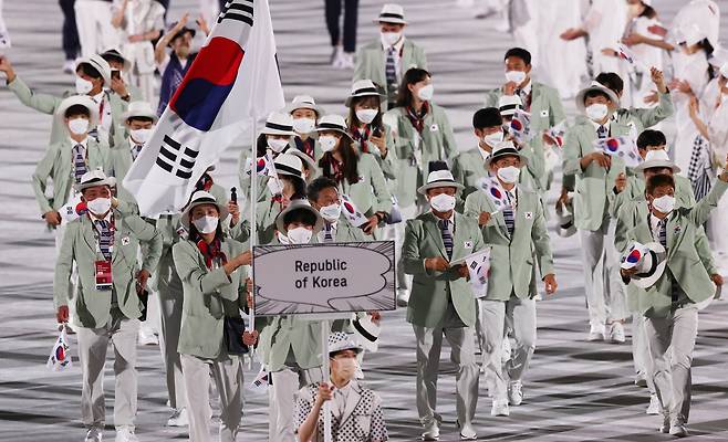 감동으로 하나되다(United by Emotion)라는 슬로건을 내건 2020도쿄올림픽 개막식이 23일 도쿄 올림픽 스타디움에서 열려 대한민국 선수들이 입장하고 있다. 도쿄=올림픽사진공동취재단