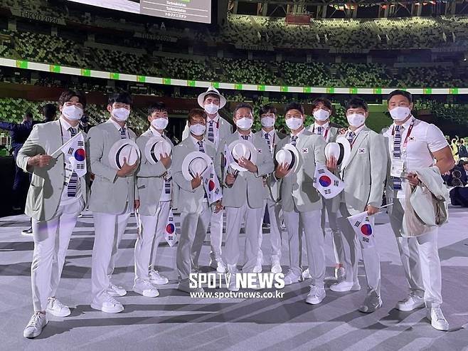 ▲ 7인제 럭비국가대표팀이 23일 도쿄올림픽에서 기념사진을 찍고 있다. ⓒ대한럭비협회