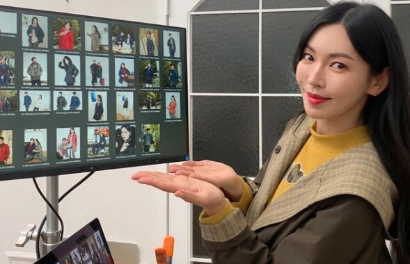 Actor Kim So-yeon posted a picture taken at the clothing brand photo shoot and reported on the recent situation.Kim So-yeon posted a picture taken on his 24th Instagram on the shooting site of the clothing brand picture that he is working as a model.Kim So-yeon in the photo is wearing a coat that feels autumn feeling even in the heat, and pictures of the pictures are posing in front of a monitor floating on the screen.Bad girl in the drama Penthouse The fresh and good Smile of Kim So-yeon, who is a hundred and eighty different from the image of Chun Seo-jin, catches the eye.On the other hand, Kim So-yeon is meeting with fans in SBS Drama Penthouse 3 as Bad girl Chun Seo-jin.