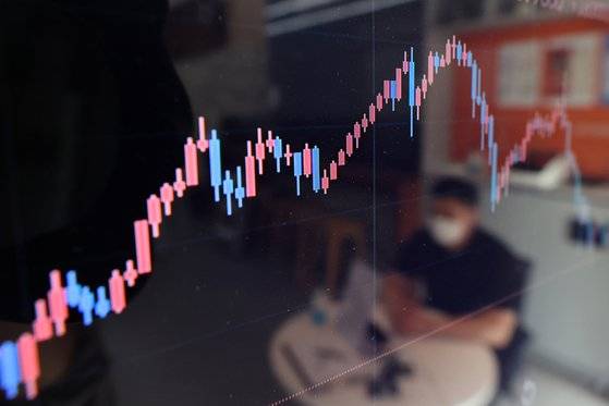 23일 암호화폐 시가총액 상위에 있는 5개 코인을 분석한 결과 지난 3개월간 모두 50% 이상 하락했다. 암호화폐 대장 격인 비트코인은 지난 4월 8200만원을 가까이 올랐으나 이날 오후 3시 업비트에서 3824만원에 거래되며 약 53% 하락했다. 사진은 지난 6일 오전 서울 강남구 빗썸 강남센터의 시세판 모습. 뉴스1