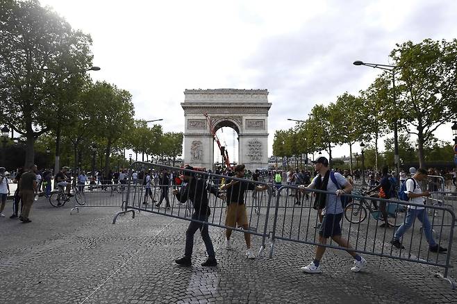 파리 시위대가 개선문 근처의 간선도로를 철제 펜스로 막고 있다. AFP=연합뉴스