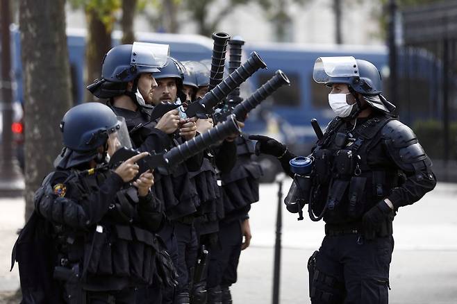 파리 경찰이 24일 시위대를 향해 최루탄을 발사할 준비를 하고 있다. AFP=연합뉴스