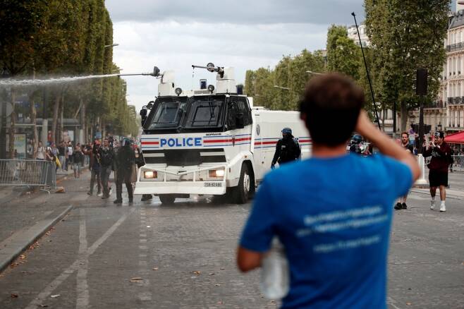 24일(현지시간) 프랑스 파리에서 경찰이 물대포를 쏘고 있다. 2021.7.24./사진=로이터통신