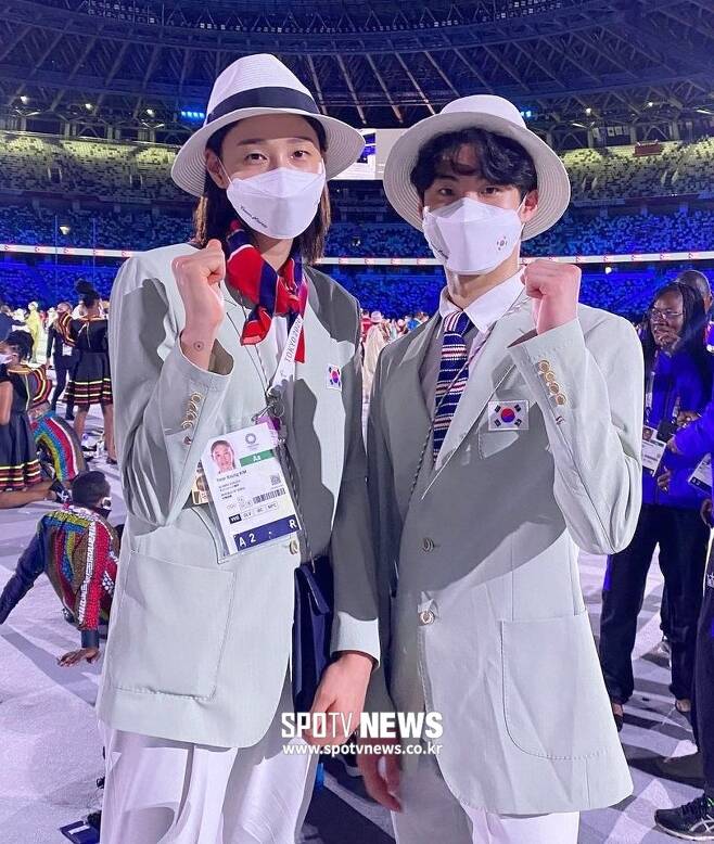 ▲ 한국 공동 기수를 맡은 김연경(왼쪽)과 황선우가 24일 일본 도쿄 신국립경기장에서 기념사진을 찍고 있다. ⓒ황선우 SNS