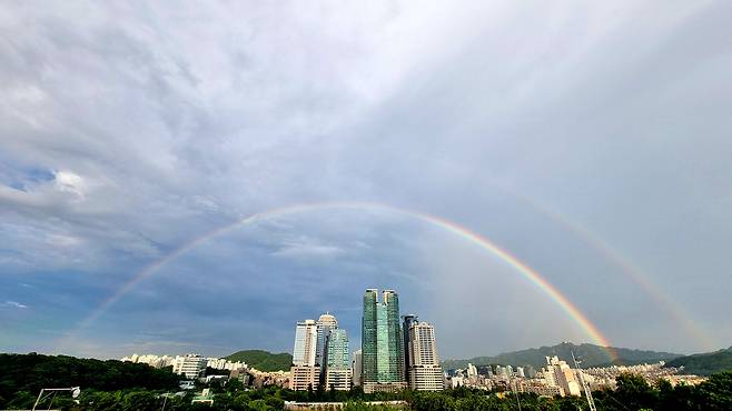 지난 7월 19일 저녁 기상청 옥상에서 바라본 하늘에 쌍무지개가 떠있다. /기상청 제공