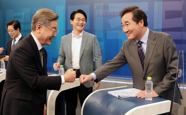8일 오후 서울 중구 TV조선 스튜디오에서 열린 더불어민주당 대선 예비후보 합동 TV토론회에서 이재명(왼쪽) 후보와 이낙연(오른쪽) 후보가 인사하고 있다. 뉴스1