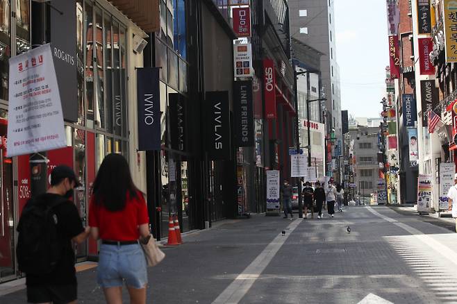 5차 재난지원금 지급 기준이 공개되자 자영업자들이 반발하고 있다. 사진은 '사회적 거리두기'가 2주 연장된 25일 오후 서울 명동 거리의 모습.

[출처 : 연합뉴스]