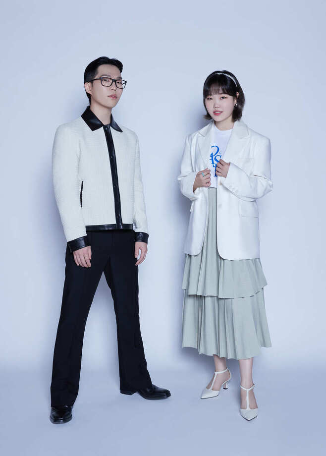 Brother and sister duo AKMU (Evil community/Lee Chan-hyuk, Lee Soo-hyun) member Lee Soo-hyun has released a work story with his brother and member Lee Chan-hyuk, who plays feature vocals.Lee Soo-hyun said in the recording process of falling, My brother who directs me is very hard, so I recorded a letter of falling very hard.When IU sister recorded, she shouted LIke, LIke, and I am so good at Facebook level.Lee Soo-hyun asked, How long has the recording ended? and Lee Chan-hyuk replied, The recording ended briefly.Lee Soo-hyun said, I took a few days ... I was a little sad, but I am a person to admit.Lee Chan-hyuk joked that he had a million LIkes for IU, and laughed.AKMU will release NEXT EPISODE at 6 pm on the day and resume official activities.