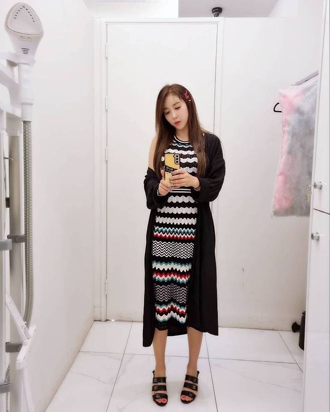 Singer Sook-haeng charges prey with a Hair PieceSook-haeng uploaded two photos on his Instagram on July 26 with the phrase transform into a long hair to be faithful to his main job in a long time.In the photo, Sook-haeng is taking a mirror selfie with a Hair piece, which showed off its beauty even with a pointed look.Sook-haeng added, I am excited to see you with my sisters later, and it is good to sing for a long time.The netizens who saw this said, Singer Cutty Bureful Pretty Sook-haeng, Where did you decorate it so beautifully?, Have a pleasant week and so on.Sook-haeng debuted in 2011 as 0th Ranking; Sook-haeng appeared on TV Chosun Mistrot and is active with much love.