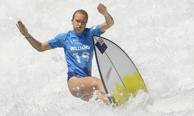 뉴질랜드 엘라 윌리엄스가 25일 열린 도쿄올림픽 서핑 여자부 1라운드 경기에서 파도를 타고 있다. 도쿄=AP연합뉴스