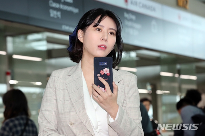 Actress Ji-oh Yoon, who has been a testament to the late Jang Ja-yeon case, has expressed her intention to respond to Kim, a former agency (The Contents) who filed a lawsuit against her.I will take legal action against Kim Dae-pyos lawsuit without any lies even in order to protect the honor of Jang Ja-yeon Sister and my own honor.Earlier, Kim filed a lawsuit against former managers of Ji-oh Yoon and Jang Ja-yeon (current CEO of TH Company) on the 2nd, claiming a total of 1 billion won in damages.At the time, Kims representative said, The two men made a false interview with the media for the purpose of criminal punishment, and distorted the facts, making Kim one of the parties who provided the cause of the death of the deceased for 12 years.Ji-oh Yoon said, I did not specify or mention Kim as a perpetrator, and I mentioned that it was a fact that should be revealed by the investigation agency. Kim pointed out, As if I mentioned Kim, I had to reveal myself. Meanwhile, Ji-oh Yoon has been accused of defamation and fraud under the Information and Communication Network Act, but has not returned home since leaving for Canada in 2019.The Justice Department has launched a criminal extradition claim process against Ji-oh Yoon.Ji-oh Yoon said, I am thinking of returning home anytime and responding to the investigation.However, due to the health condition and the new coronavirus infection (Corona10), the timing of returning home is reportedly delayed.Jang Ja-yeon took his own life in 2009 after leaving a document revealing that he had sex with businessmen, leading media officials, and entertainment agency officials.