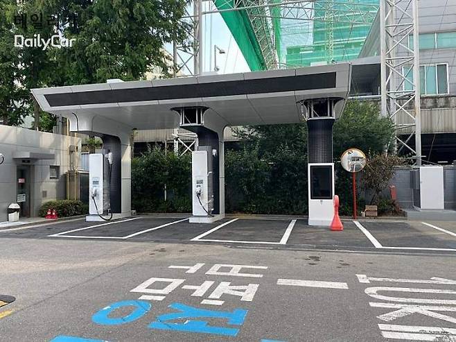 새단장중인 서울 기아 강서서비스센터 내에 설치되는 현대차그룹 E-pit 전기차 충전소 구축 모습 (사진출처:전기차사용자모임) </figcation>