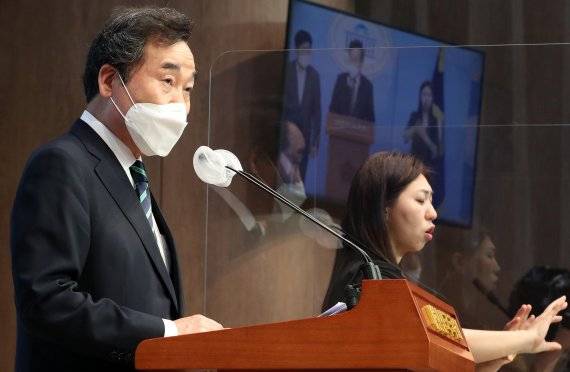 더불어민주당 대선 예비후보인 이낙연 전 대표가 27일 오후 서울 여의도 국회 소통관에서 주거 정책 관련 기자회견을 하고 있다. 사진=서동일 기자