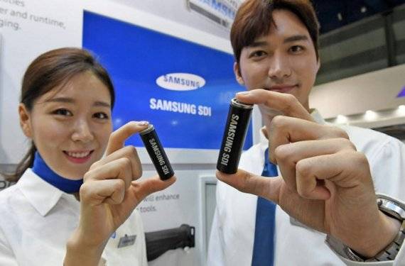 삼성SDI 모델이 원형전지를 소개하고 있다.(삼성SDI 제공)© 뉴스1 /사진=뉴스1