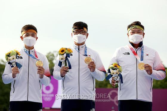2020 도쿄올림픽 남자 양궁 단체전 결승에서 승리해 금메달과 '빅토리 부케'를 거머쥔 한국 양궁 대표팀. 사진=게티이미지