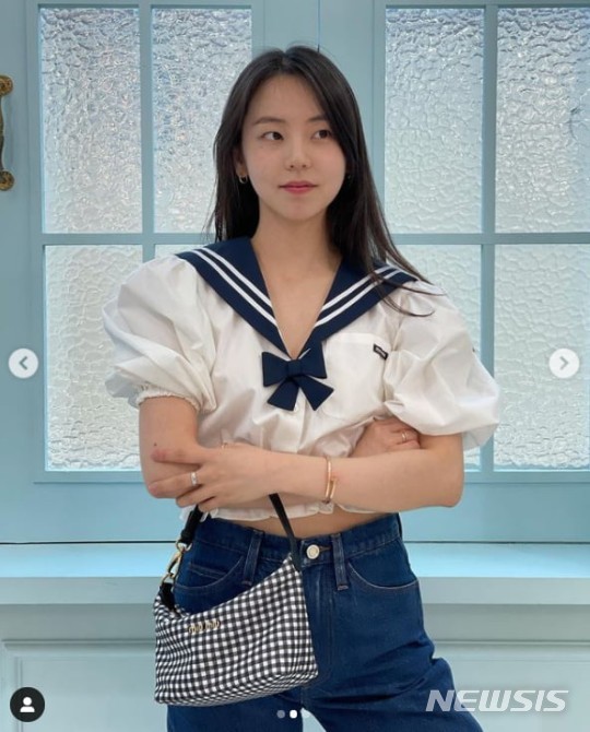 On Thursday, Sohee posted a photo on her Instagram page.In the open photo, Sohee is wearing blue Happy and jeans. Sohee is cute and sexy with crop type Happy.On the other hand, Sohee recently appeared on TVN Drama Stage 2021 - Kwanjong and played the role of Yunaha.