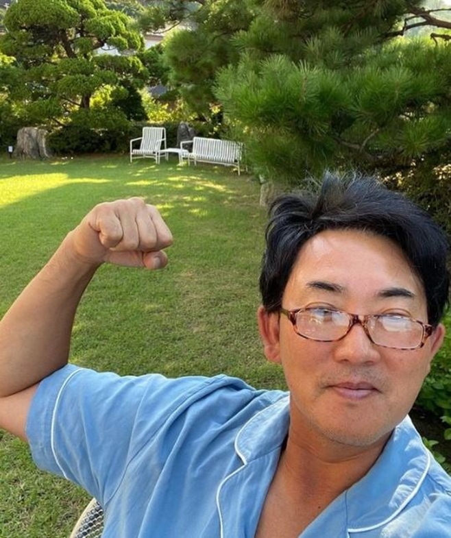 Singer Lee Seung-cheol has certified the new Corona virus infection (Corona 19) vaccine Inoculation.Lee Seung-cheol told his Instagram on the 27th, Inoculation is over 24 hours. I am fine. I hope everyone gets hit quickly.We can have a temperance from the bottom three days ago. I tried to use my injected arm to keep my muscle aches, and I did not get any pain in the morning, he posted a picture with the article.Lee Seung-cheol in the open photo is looking at the camera in the front yard of the house with one hand raised.Lee Seung-cheol is currently appearing as a judge on the KBS2 entertainment program The Song We Loved - The New Singer (hereinafter referred to as The New Singer).